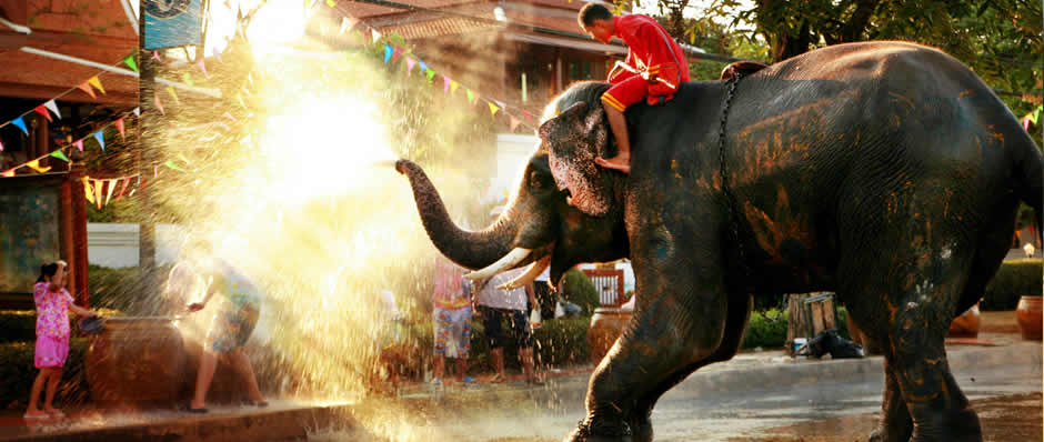 Songkran  en Thaïlande du 13 au 15 avril  (Nouvel An bouddhique ou festival des eaux)